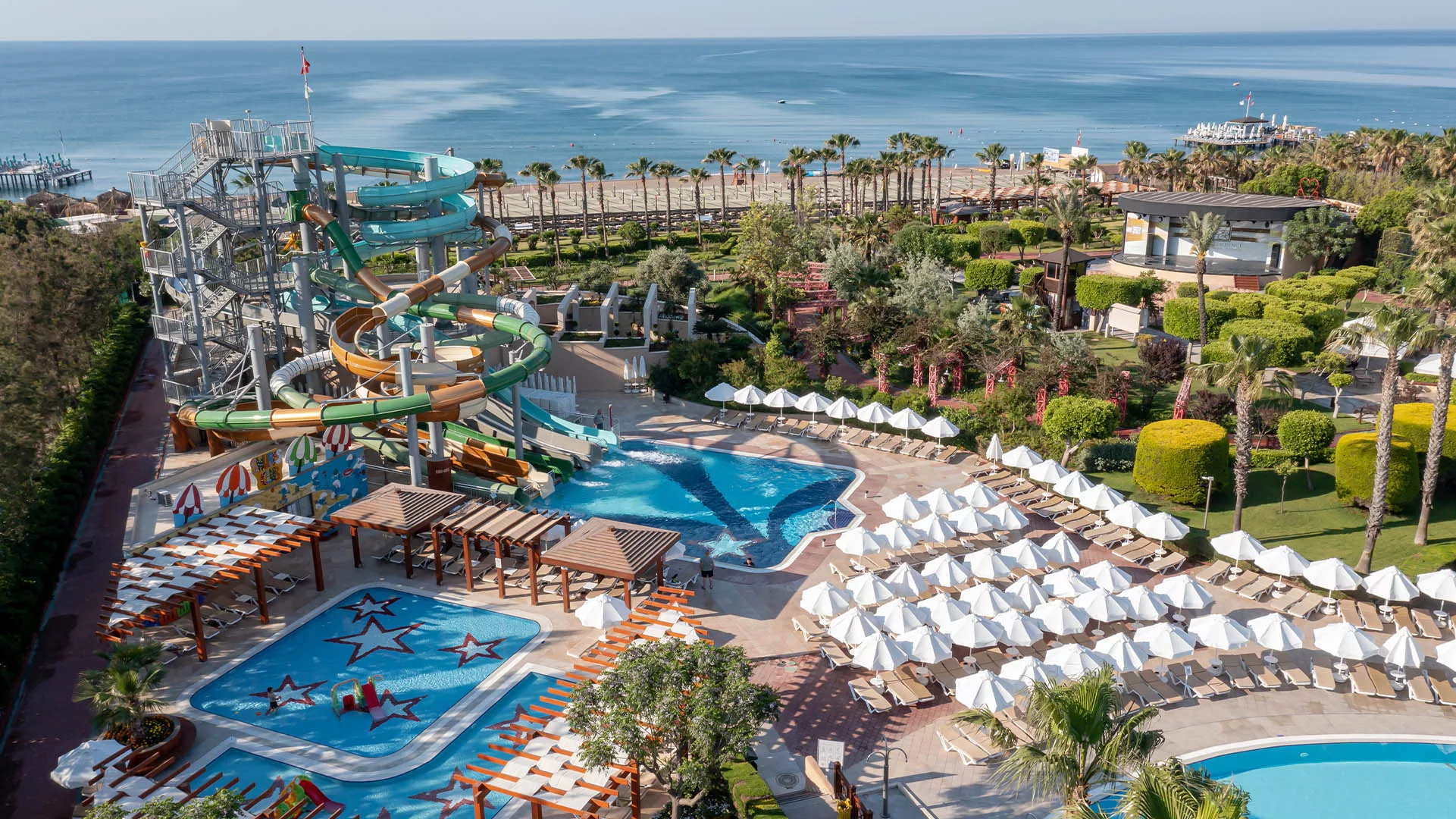 Fame Residence Lara & Spa havuzları ve bahçesi havadan